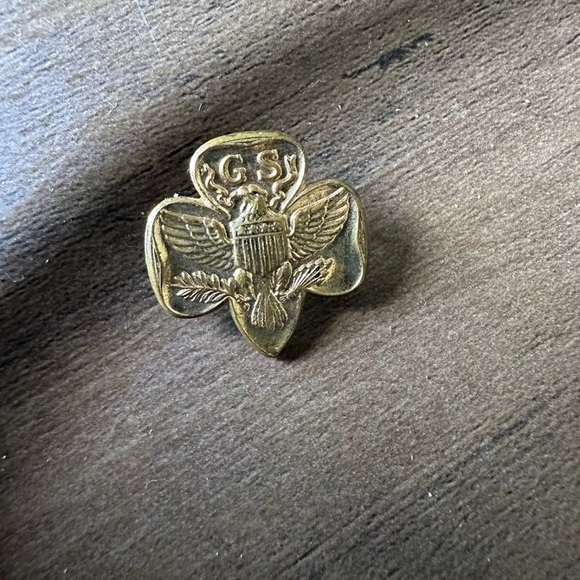 Lot of 2 Vintage GIRL SCOUTS Membership Pins Eagle 4 Star SHIELD Trefoil/5 Year - Picture 2 of 3